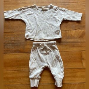 Adorable gender neutral Quincy Mae matching duck set. Flawless condition. 0-3M